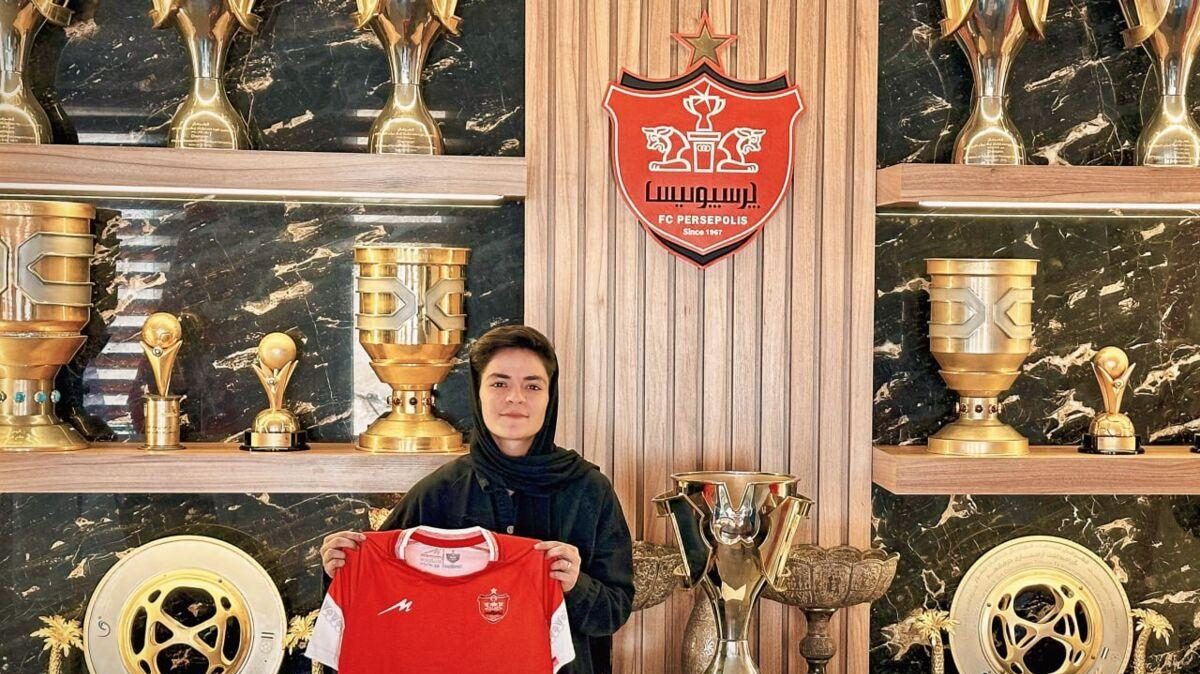 فاطمه رضایی با عقد قراردادی سه ساله به تیم فوتبال بانوان پرسپولیس پیوست