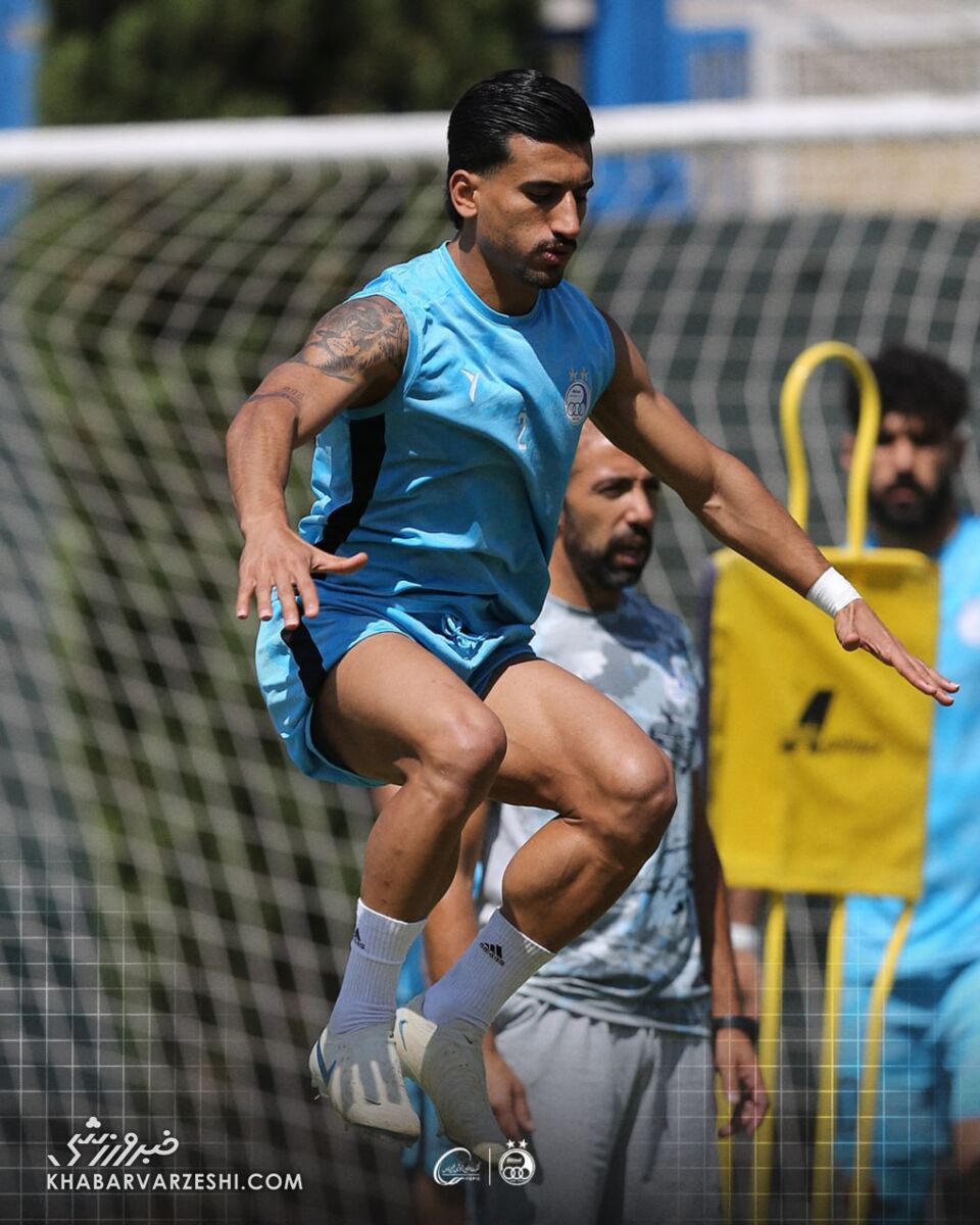 پرواز مرد عضلانی استقلال زیر آفتاب داغ مرداد +عکس