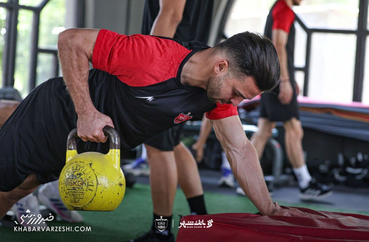 حمله ستاره عضلانی پرسپولیس به وزنه ۱۶ کیلوگرمی +عکس