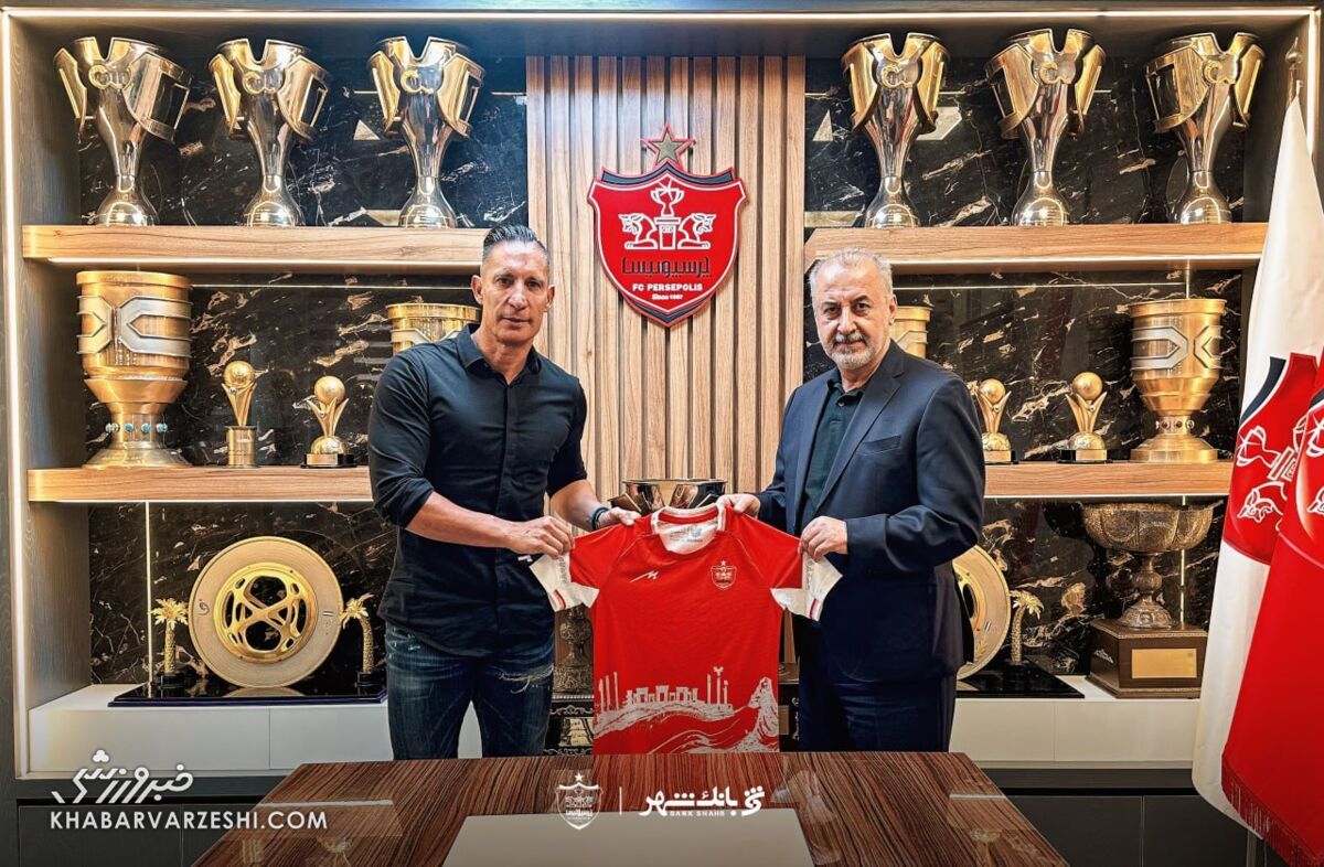 ۲ خارجی رسماً با پرسپولیس امضا کردند/ ثبت عکس یادگاری با پیراهن قرمز +عکس
