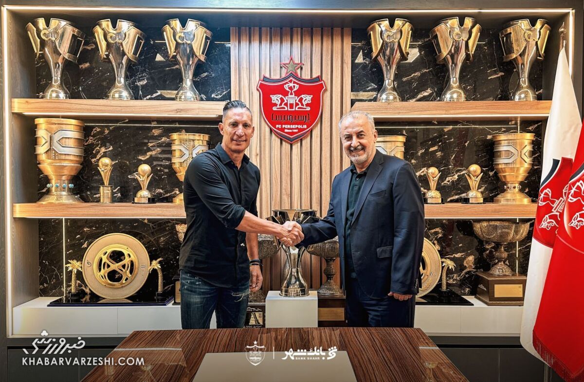 ۲ خارجی رسماً با پرسپولیس امضا کردند/ ثبت عکس یادگاری با پیراهن قرمز +عکس