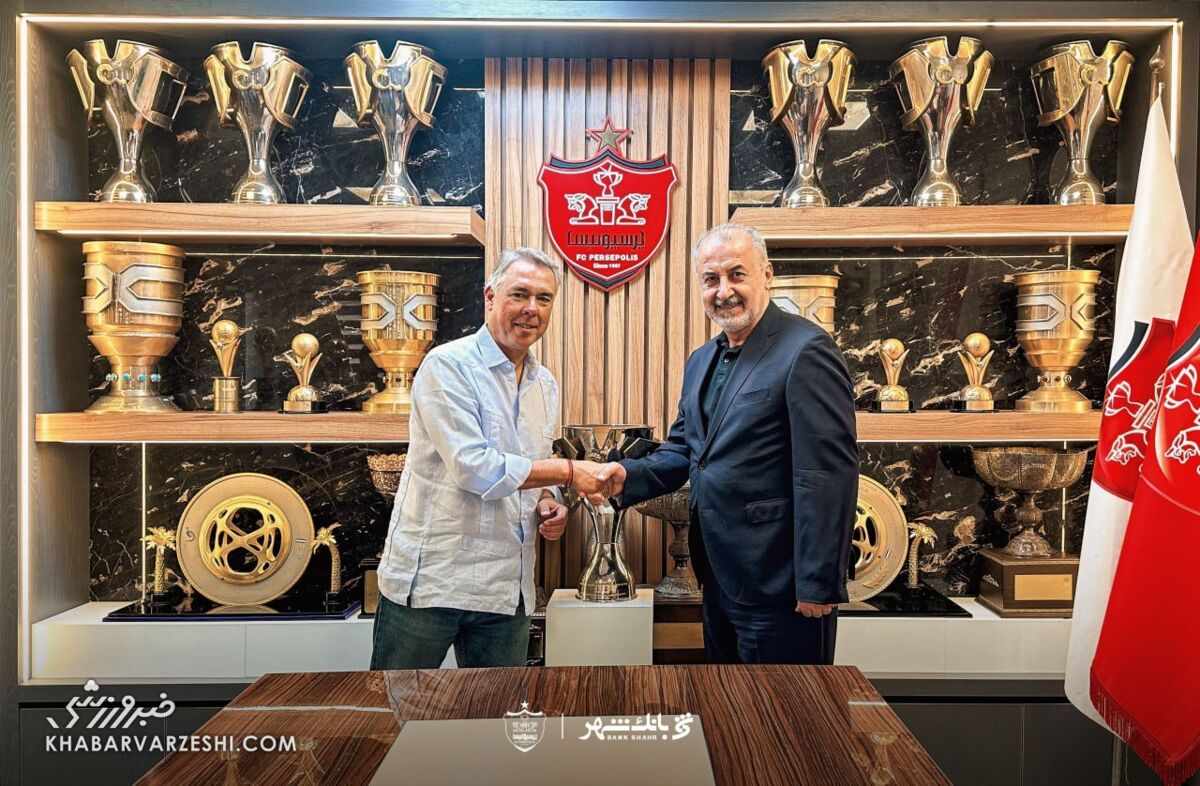 ۲ خارجی رسماً با پرسپولیس امضا کردند/ ثبت عکس یادگاری با پیراهن قرمز +عکس