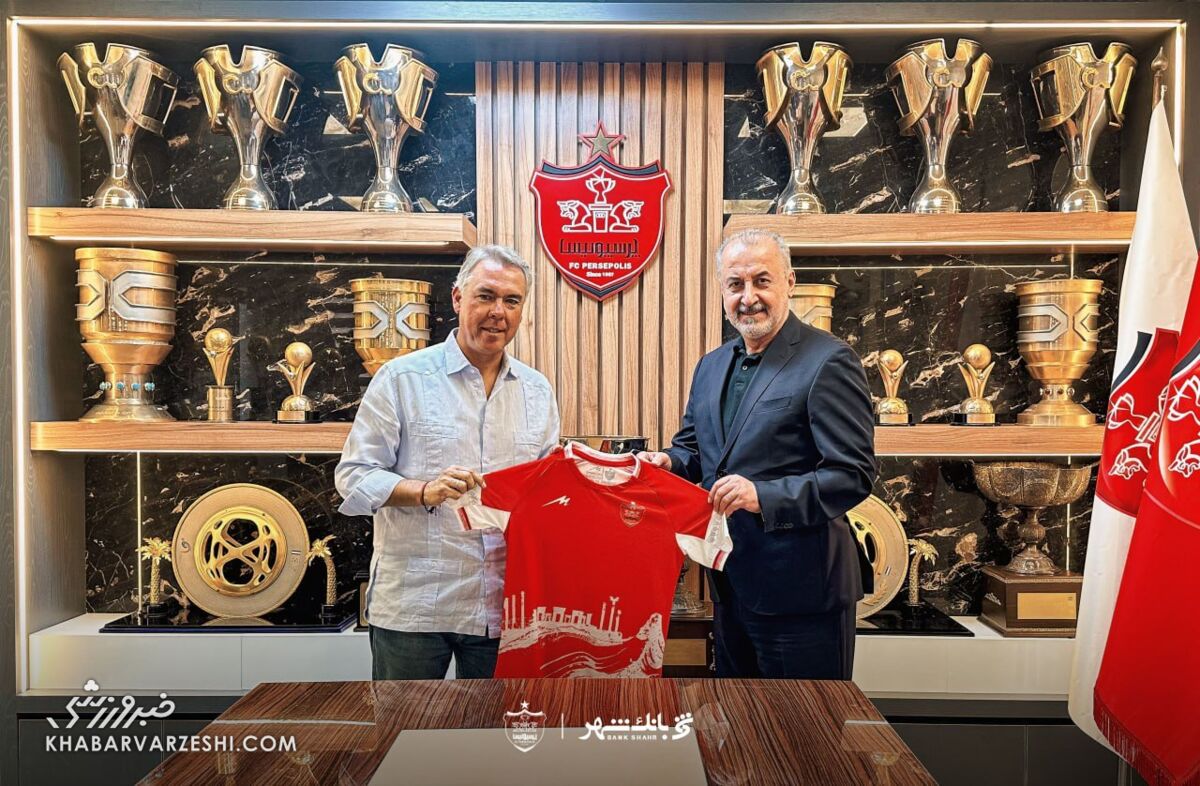 ۲ خارجی رسماً با پرسپولیس امضا کردند/ ثبت عکس یادگاری با پیراهن قرمز +عکس