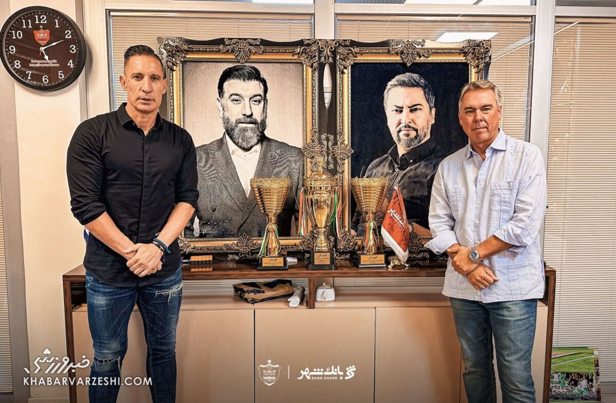 ۲ خارجی رسماً با پرسپولیس امضا کردند/ ثبت عکس یادگاری با پیراهن قرمز +عکس