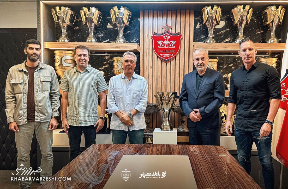 ۲ خارجی رسماً با پرسپولیس امضا کردند/ ثبت عکس یادگاری با پیراهن قرمز +عکس