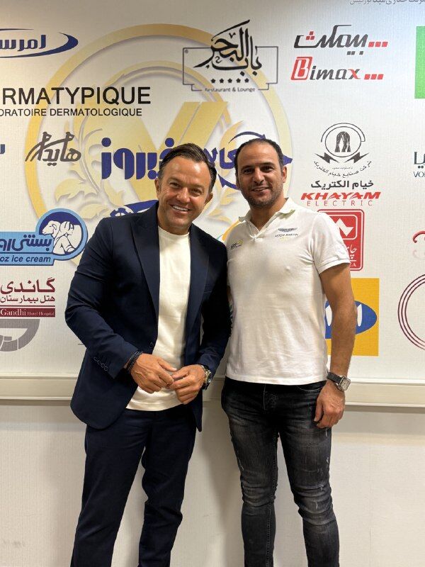 400258 آرش برهانی در ثبت ونک