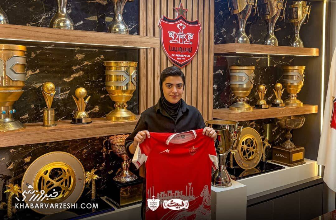 400786 یک مهاجم جدید رسماً به پرسپولیس پیوست/ خط حمله سرخپوشان قدرتمند شد +عکس