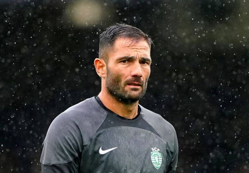 4467643-1 دروازه بان استقلال اصلا آماده نیست/ نباید شیرازه تیم بزرگ استقلال با یک گل از هم بپاشد/ اوت دستی همان ضربه ایستگاهی است