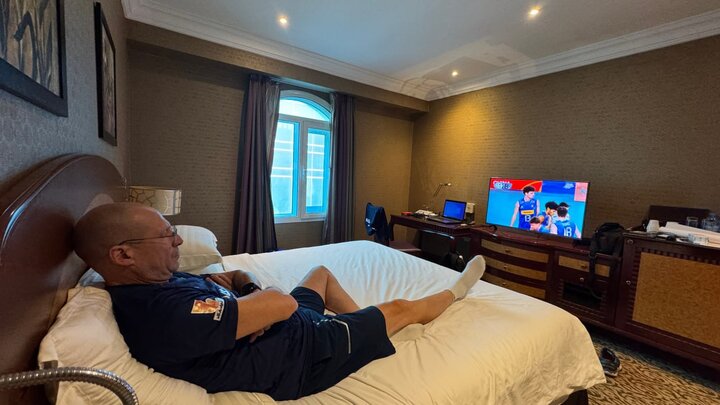 پیاتزا قهرمانی والیبال ایران را از روی تخت دید + عکس