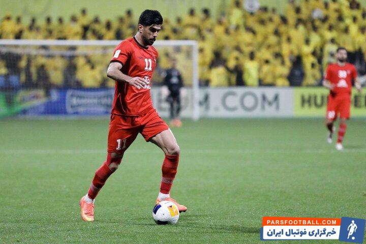 دانیال اسماعیلی‌ فر در جشن قهرمانی تراکتور با قلم بندی با تصویر همسرش حضور پیدا کرد
