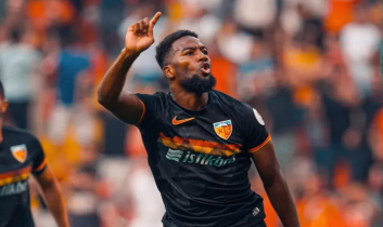 داکنز نازون ستاره جدید استقلال به زودی وارد تهران خواهد شد