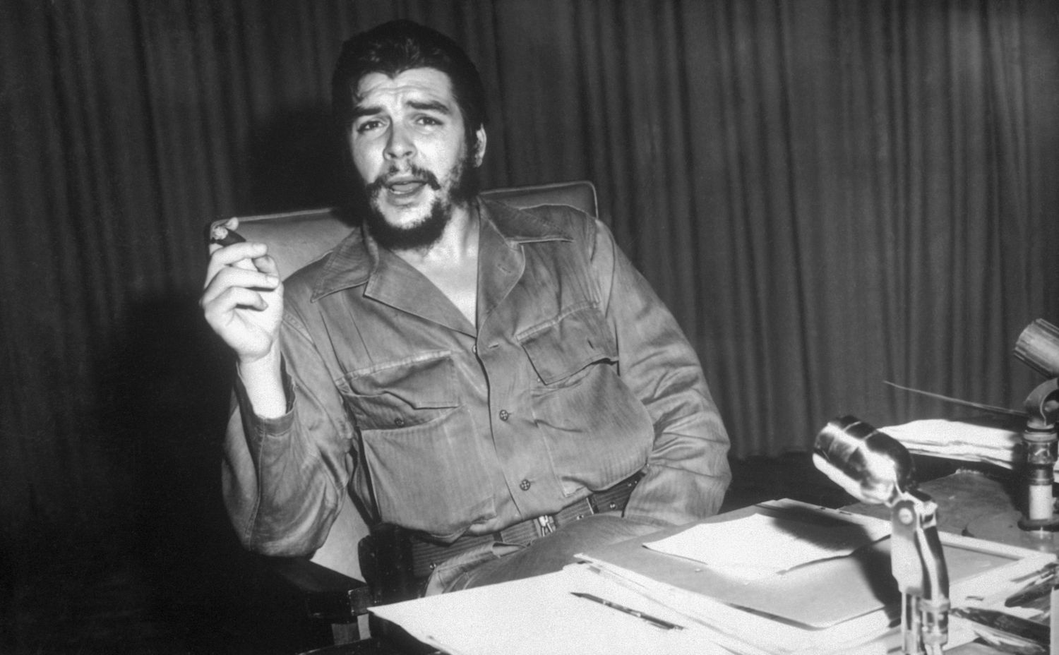 che-guevara-sitting-at-a-desk-515582206-8365f574e8374578bb9430c056a2f741-1 چه گوارا