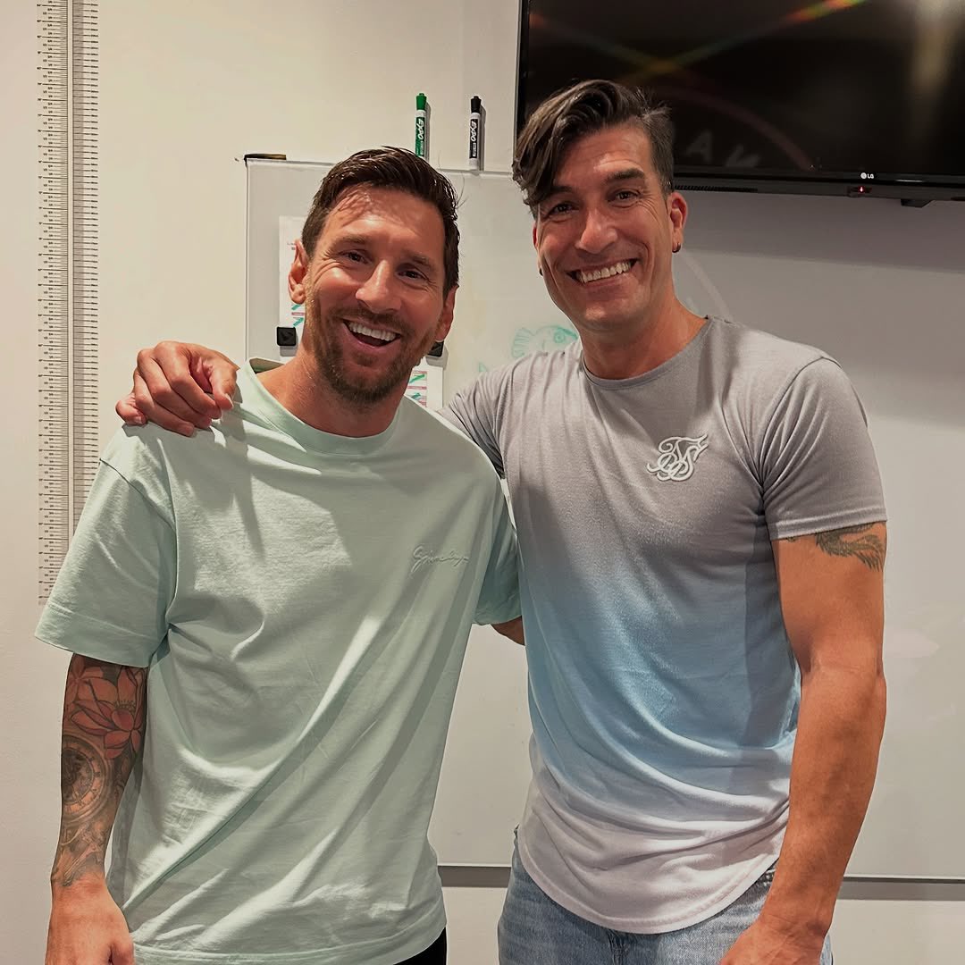 لیونل مسی مهاجم آرژانتینی در کنار پینتو دروازه‌بان اسپانیایی