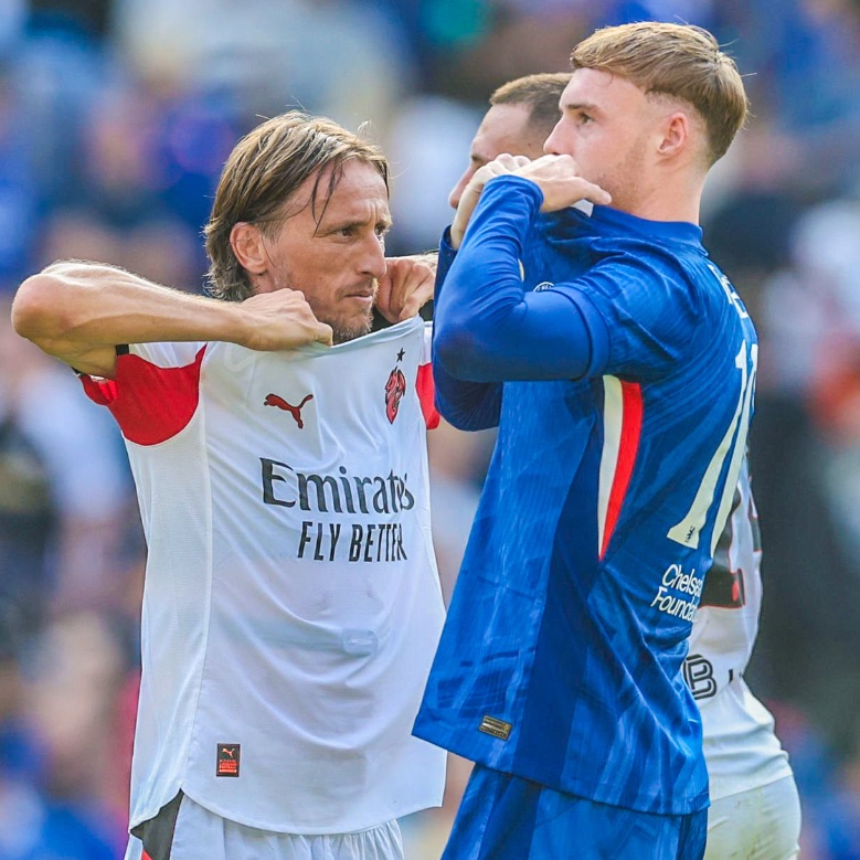 لوکا مودریچ هافبک کروات و کول پالمر هافبک انگلیسی در زمین - چلسی - میلان