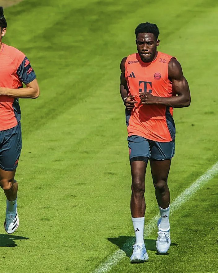 gylt-vbxyaazjui آلفونسو دیویس فولبک کانادایی در تمرینات - بایرن مونیخ