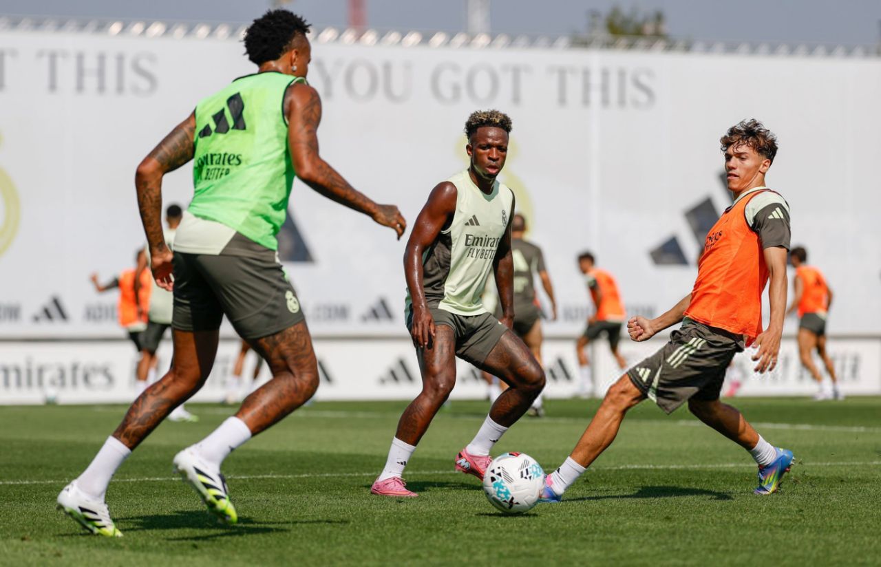 تیاگو پیتارچ (کاور نارنجی) در تمرین تیم اصلی