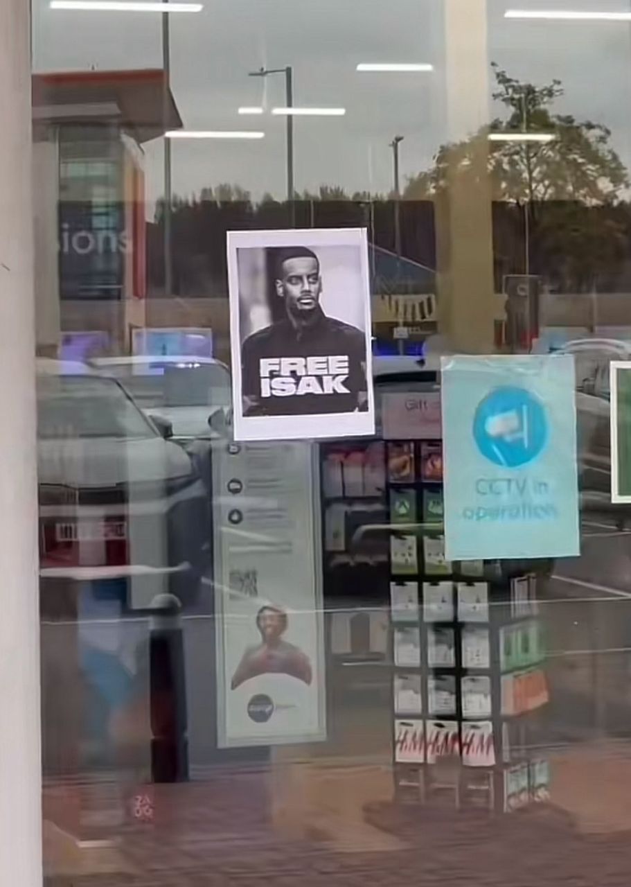 حمایت هواداران لیورپول از الکساندر ایساک