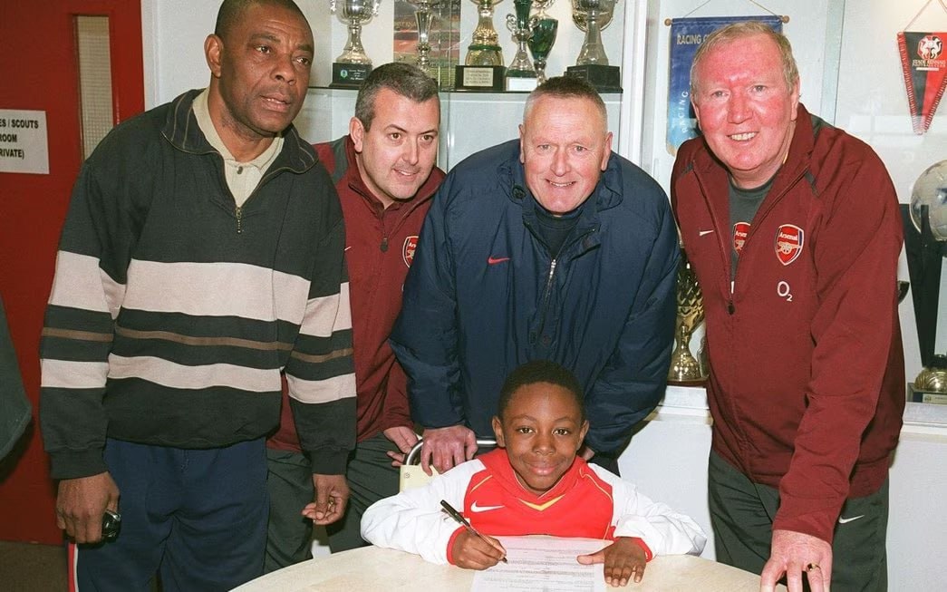 تصویر بامزه از ابرچی ازه کوچولو در آرسنال