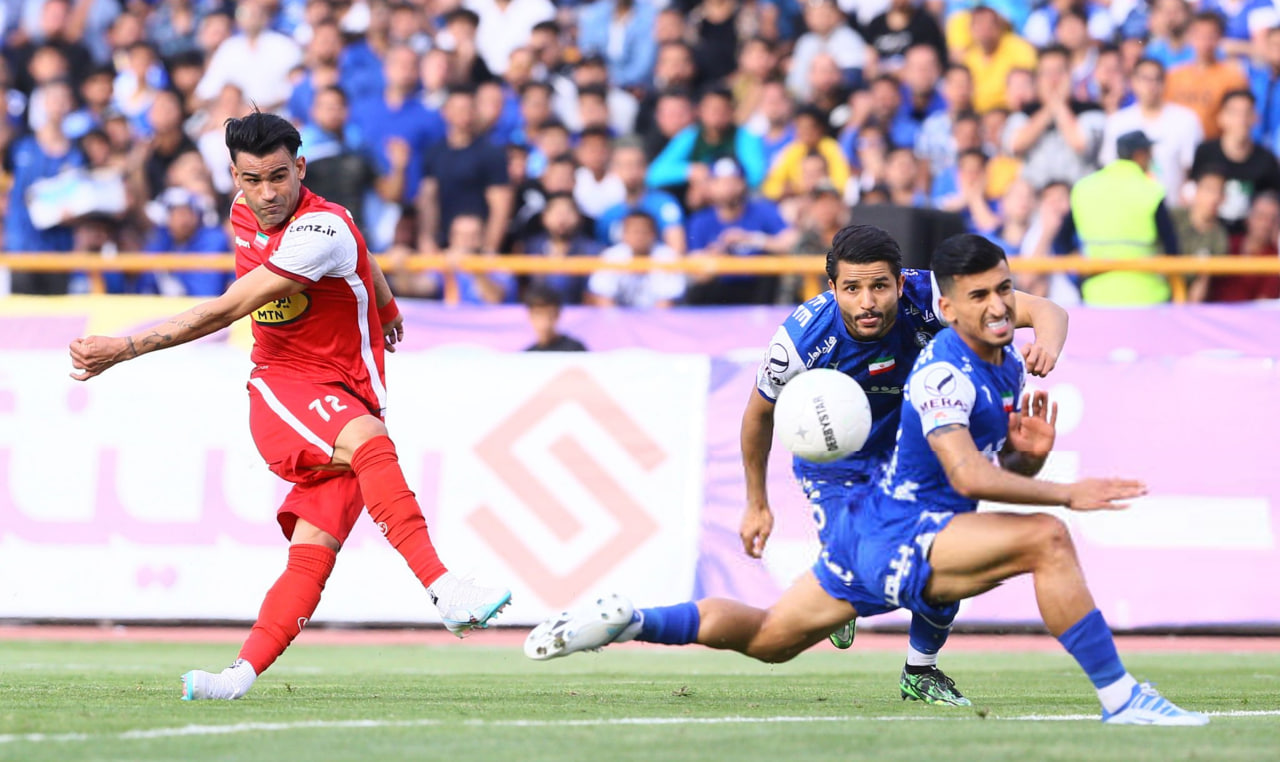 عیسی آل کثیر مهاجم پرسپولیس تهران - عارف غلامی و صالح حردانی مدافعان استقلال تهران - لیگ برتر ایران