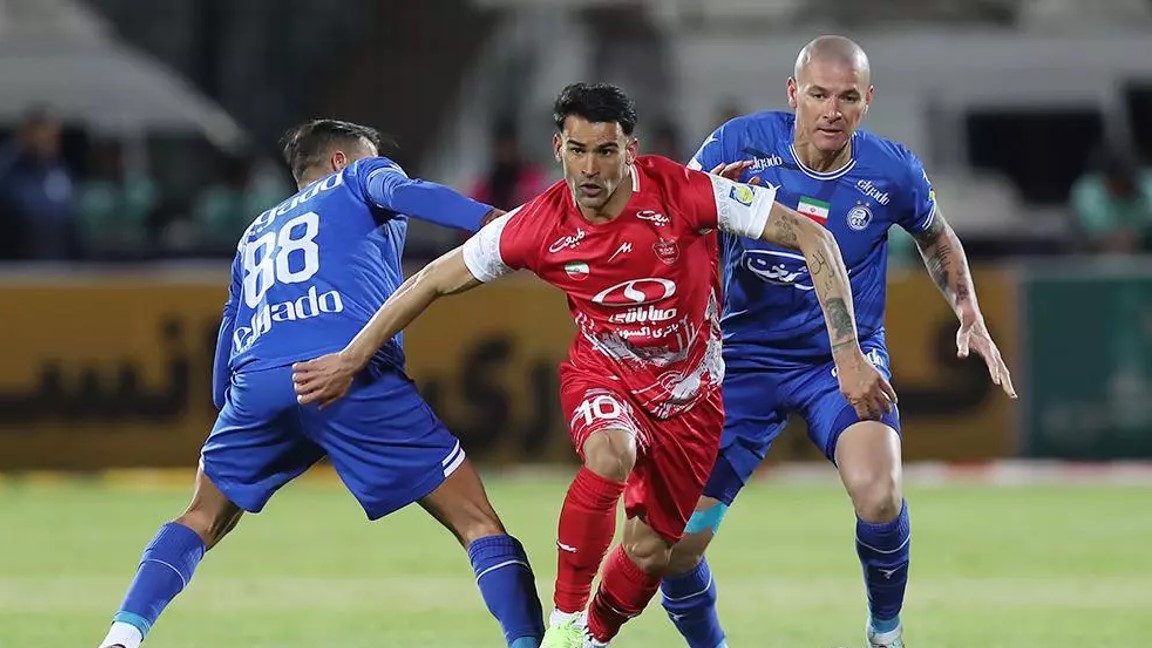 عیسی آل کثیر مهاجم پرسپولیس تهران  - رافائل سیلوا و آرش رضاوند بازیکنان استقلال تهران - دربی تهران - لیگ برتر ایران