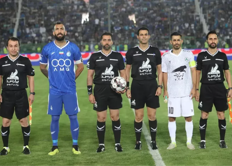 ابوالفضل جلالی با پیراهنی که تصویر مادربزرگ مرحومش را داشت وارد زمین شد