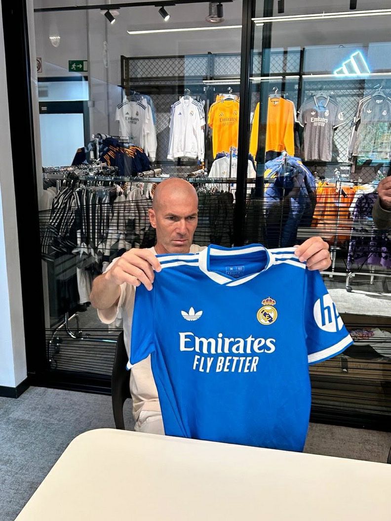 photo_2025-08-08_18-53-11 زین الدین زیدان با پیراهن سوم رئال مادرید