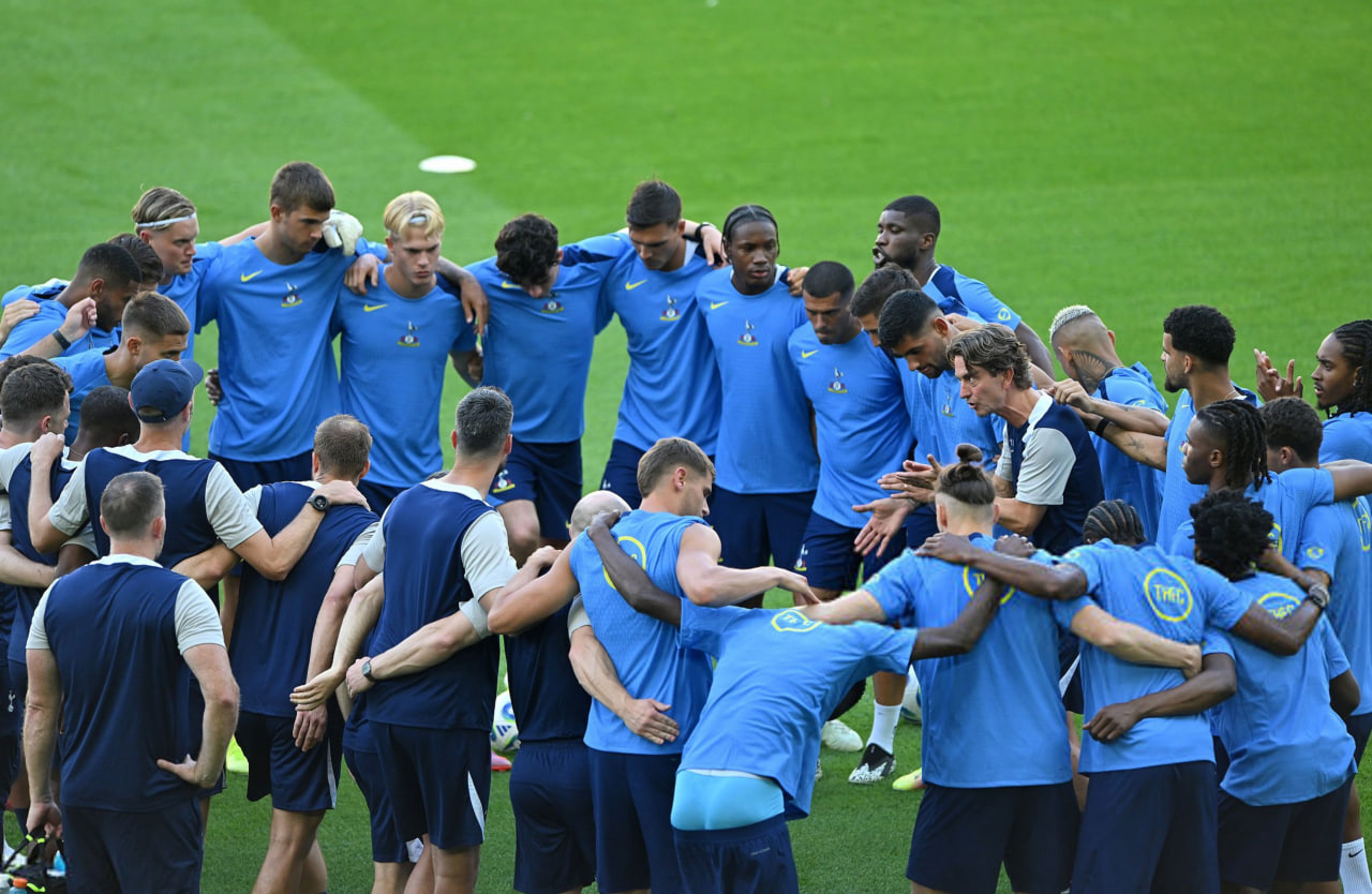 بازیکنان و سرمربی تاتنهام پیش از دیدار با پاری سن ژرمن