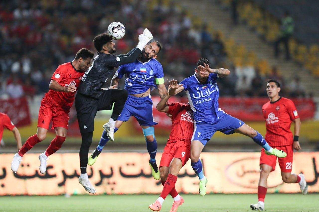 roozbehcheshmi-esteghlal-adibzarei-tractor روزبه چشمی هافبک استقلال و ادیب زارعی دروازه بان تراکتور