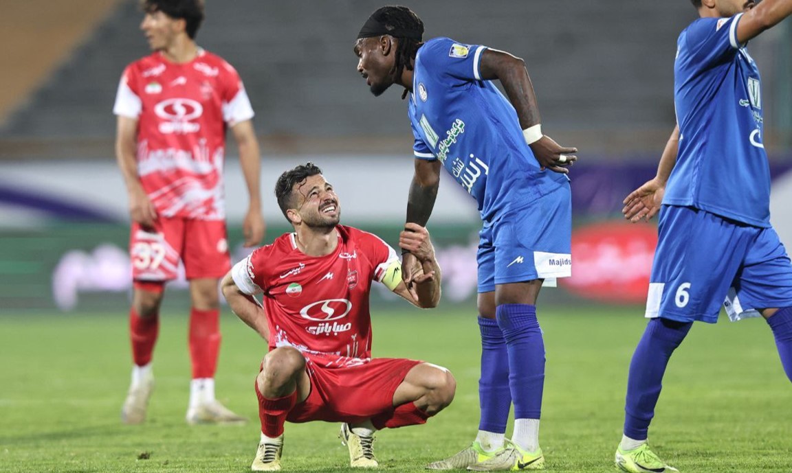 soroushrafie-thievvybifouma-perspolis-esteghlalkhoozestan-2025 سروش رفیعی هافبک پرسپولیس در حالت مصدومیت و تیوی بیفوما وینگر سابق استقلال خوزستان و بازیکن جدید پرسپولیس تهران -لیگ برتر ایران