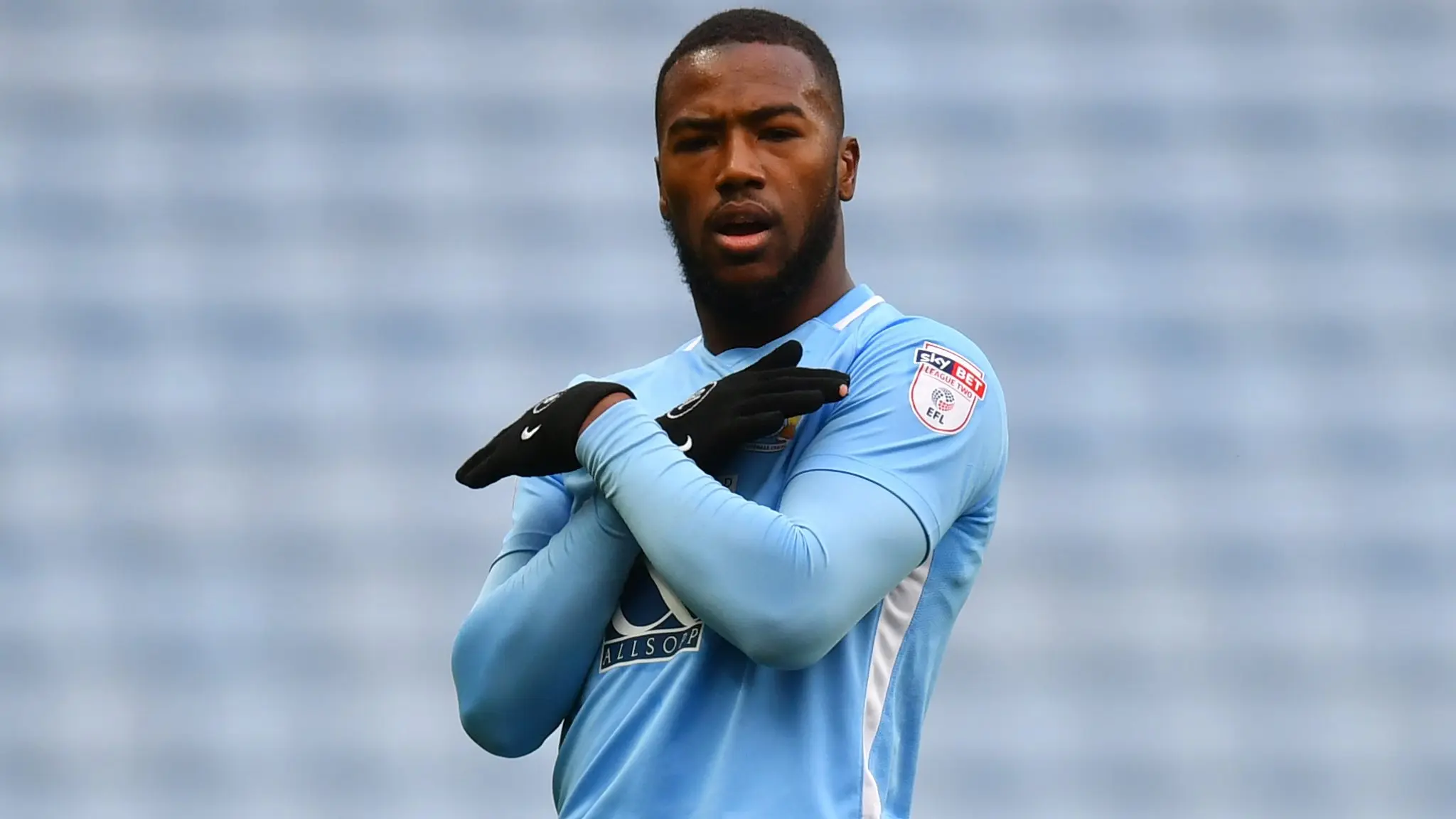 داکنز نازون مهاجم جدید استقلال امروز به تهران سفر می کند