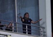 عیادت ریکاردو ساپینتو سرمربی استقلال از اکبر کارگرجم در بیمارستان