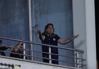 عیادت ریکاردو ساپینتو سرمربی استقلال از اکبر کارگرجم در بیمارستان