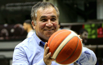 حضور علی تاجرنیا در اولین تمرین تیم بسکتبال استقلال در ورزشگاه آزادی