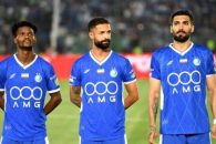 یکی از هواداران دختر استقلال در جریان بازی این تیم مقابل پیکان سلام نظامی داد