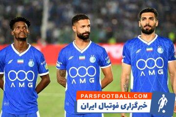 یکی از هواداران دختر استقلال در جریان بازی این تیم مقابل پیکان سلام نظامی داد