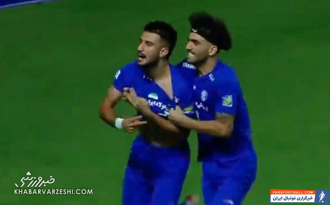 ۶ نشان دادن گلزن استقلال/ شادی کُشنده با نماد پرسپولیسی‌ها! +عکس