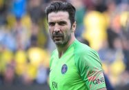 کلیپ پس گردنی جیجی بوفون به دوناروما پس از اهدای جایزه بهترین دروازه بان سال