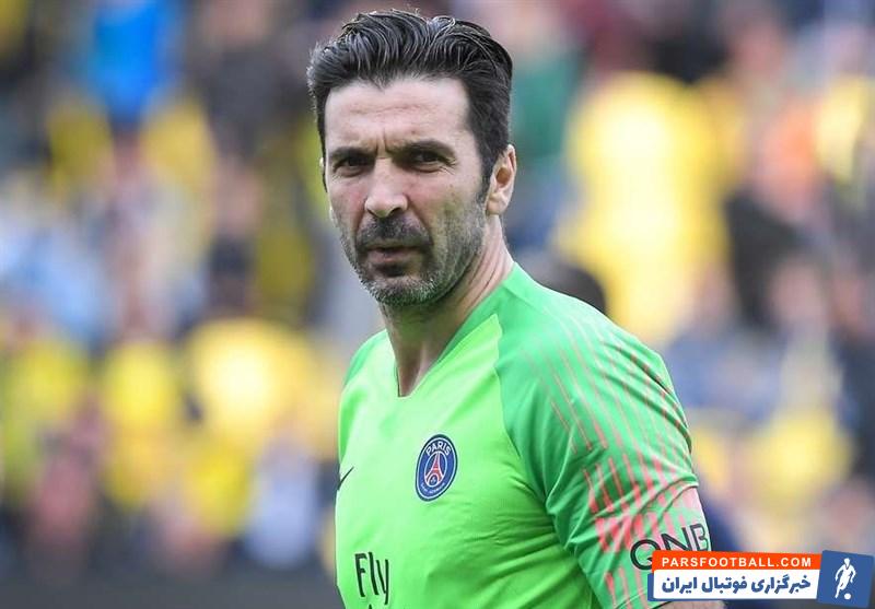 کلیپ پس گردنی جی‌جی بوفون به دوناروما پس از اهدای جایزه بهترین دروازه بان سال