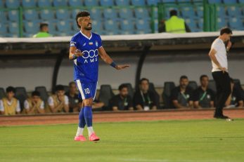 کلیپ پرتاب اشیا و بطری از سوی هواداران استقلال خوزستان به سمت رامین رضاییان ستاره استقلال تهران