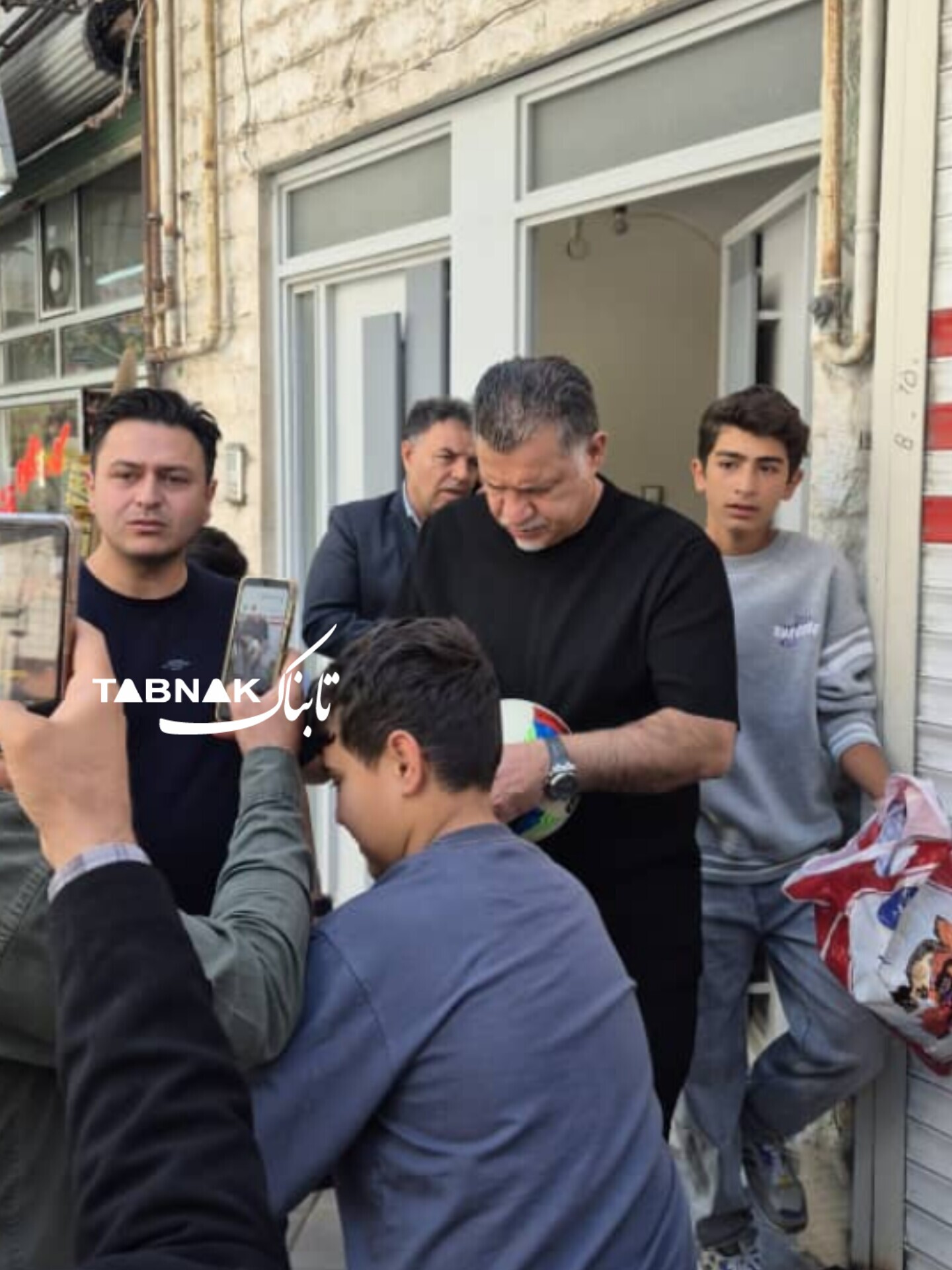 حضور علی دایی سر مزار دوست قدیمی + عکس