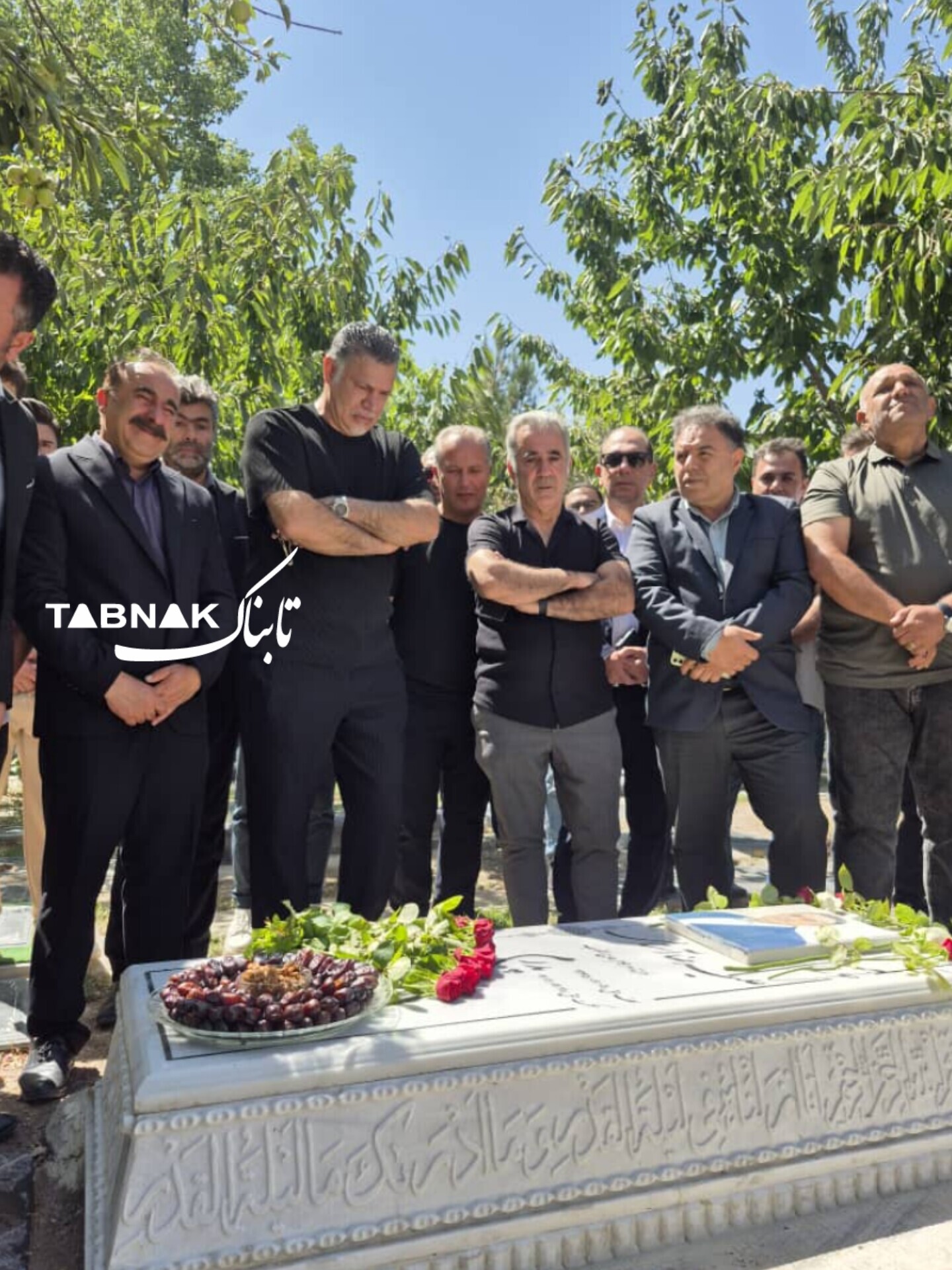 حضور علی دایی سر مزار دوست قدیمی + عکس