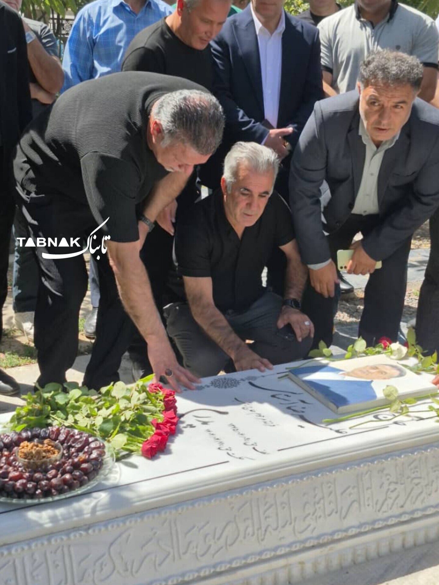 حضور علی دایی سر مزار دوست قدیمی + عکس