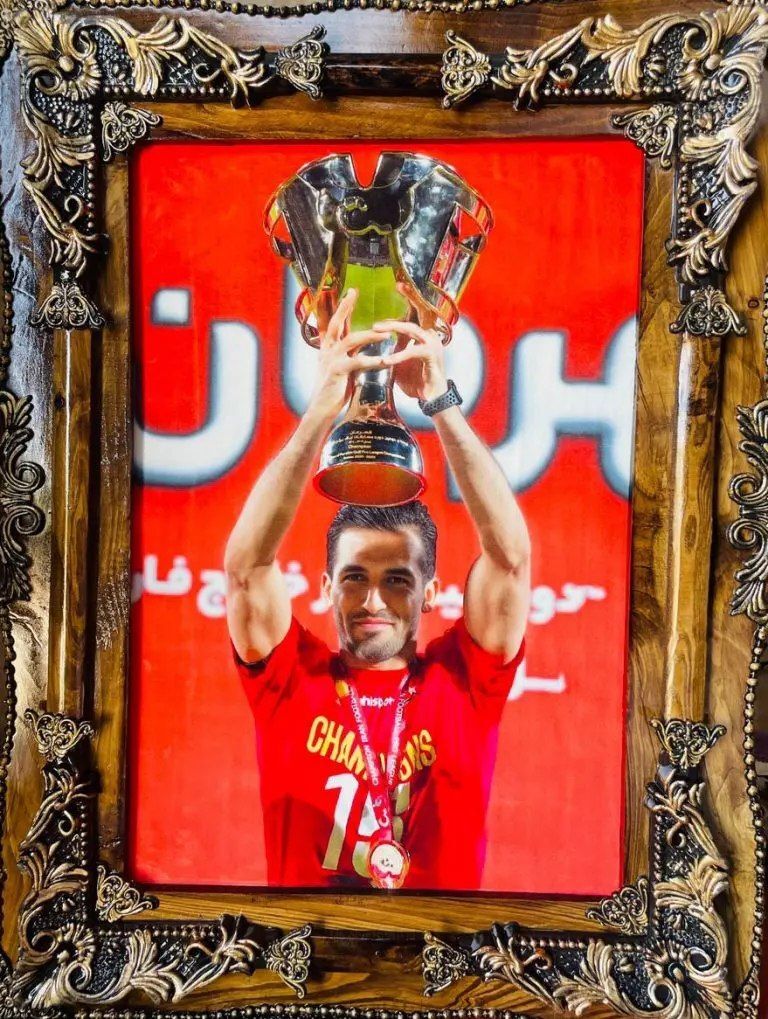 404046 هدیه نفیس پرسپولیس به وحید امیری +عکس