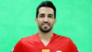 تقدیر از وحید امیری از سوی هواداران و مسئولان باشگاه پرسپولیس در دیدار با فولاد