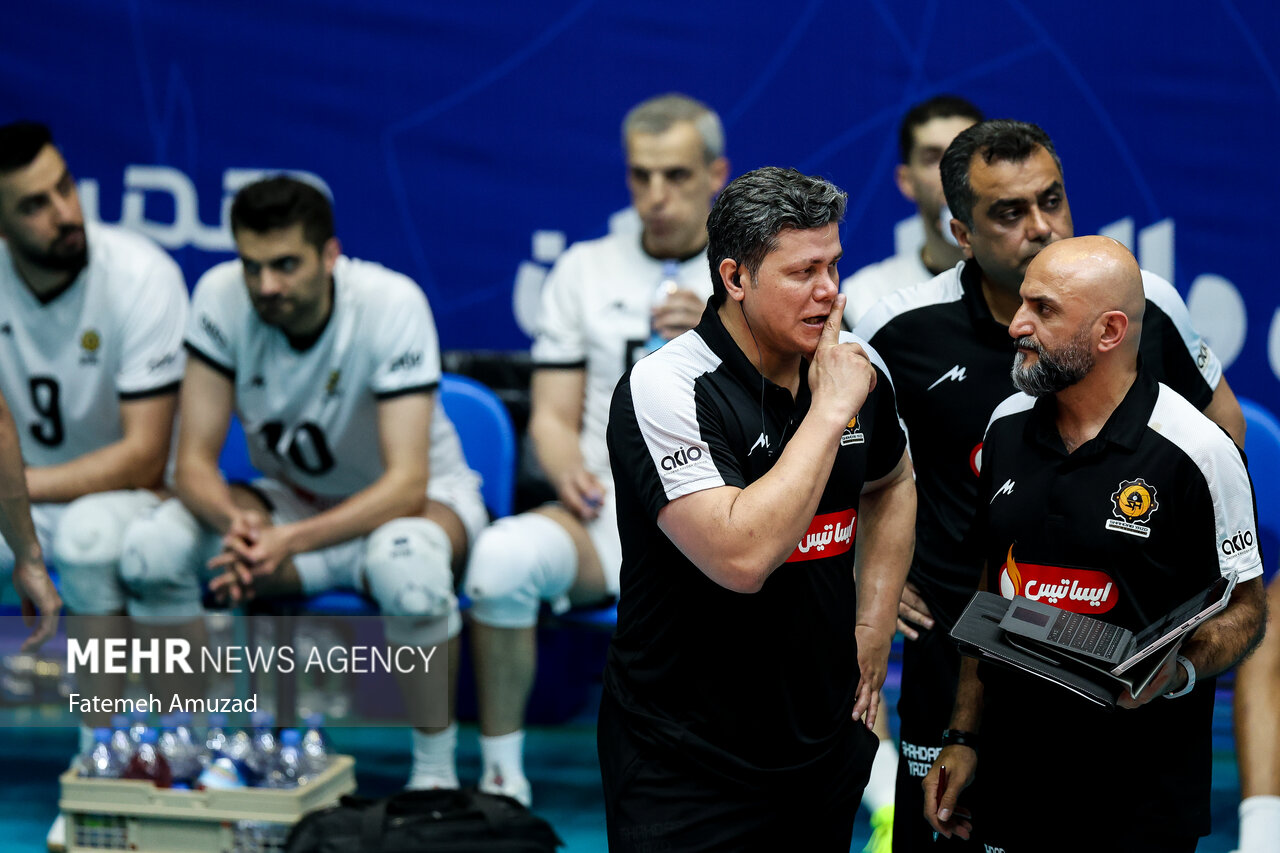 5453189-1 مهدوی: شهداب با ذهنیت قهرمانی وارد لیگ میشود/نظم و قوانین اولویت باشد