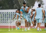 حضور فلاح با باند پزشک آبی‌رنگ روی قسمت زانو در دیدار دوستانه برابر همای کیش