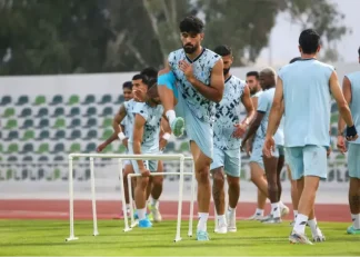 حضور فلاح با باند پزشک آبی‌رنگ روی قسمت زانو در دیدار دوستانه برابر همای کیش