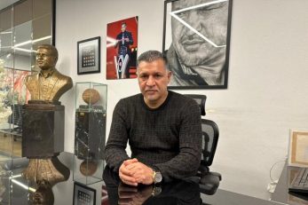 علی دایی همراه با برادر و دیگر اقوام نزدیک خود در یک مراسم عروسی حضور داشته