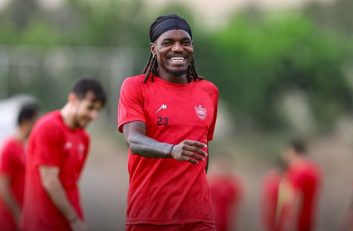 تیوی بیفوما ستاره پرسپولیس پرسپولیس تصویری از خود با گوشواره منتشر کرد