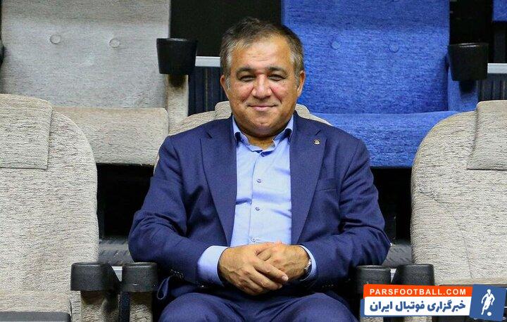 علی تاجرنیا مدیرعامل استقلال در تمرین تیم بسکتبال آبی پوشان حضور پیدا کرد